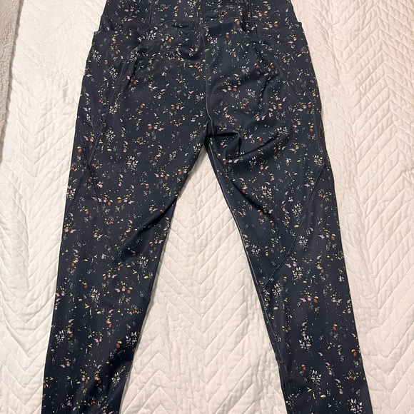 Blue leggings, only worn once, pockets, pocket with zipper, from Kohls - Picture 4 of 6